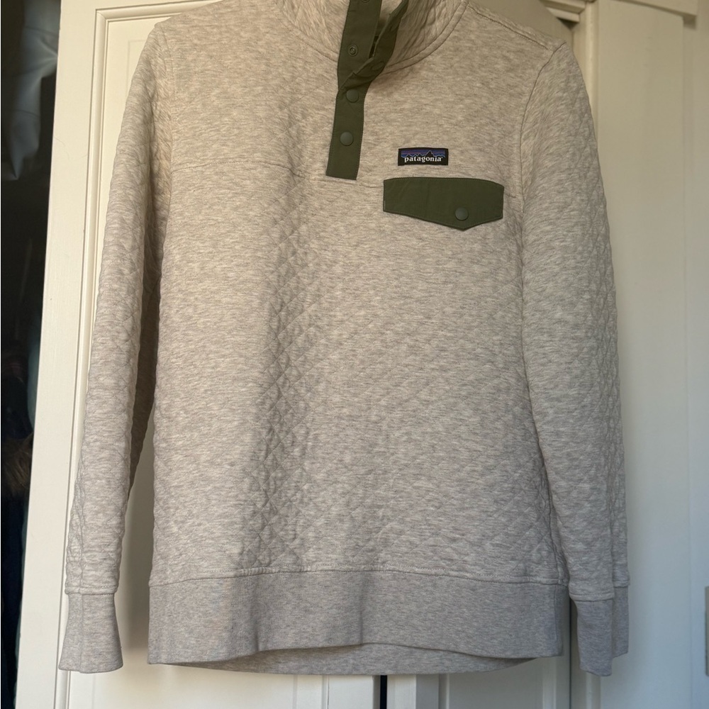 Patagonia Men's Gray Sweater with Green Accents